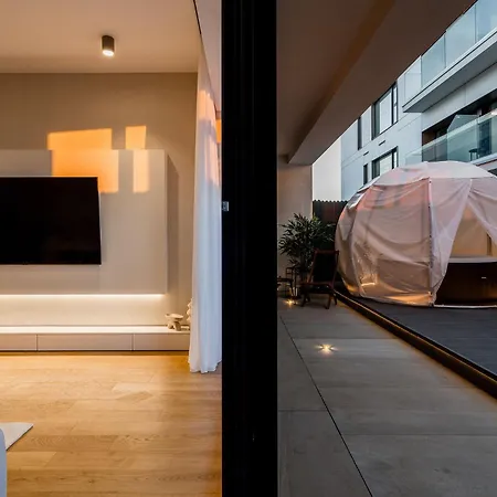 Downtown Scandinavian Igloo With Jacuzzi&garden Bucharest
