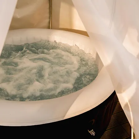 Downtown Scandinavian Igloo With Jacuzzi&garden Apartment Bucharest