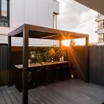 Апартаменти Urban Deluxe Igloo With Jacuzzi&garden Бухарест