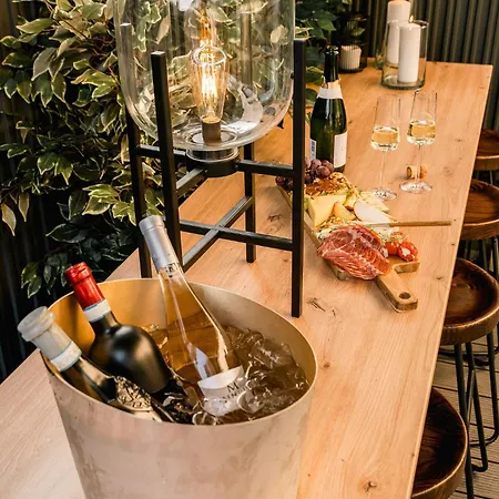 Apartment Urban Deluxe Igloo With Jacuzzi&garden Bukarest